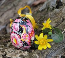 Hand painted wooden Easter egg with small bird, green